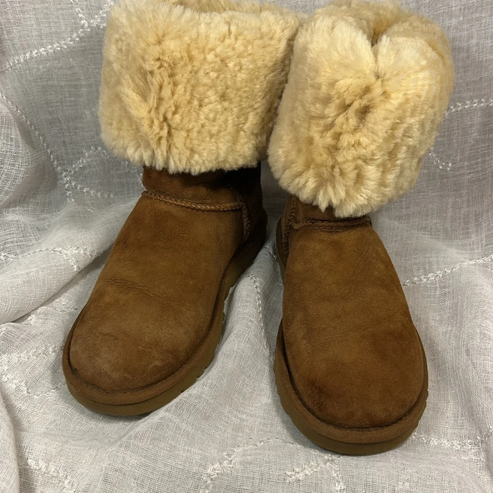 UGG almost new leather sheep skin boots